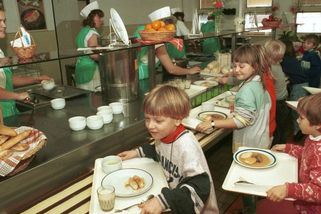 Školní oběd za 3,80 Kčs, papírové stravenky a UHO. Pamatujete na školní jídelny za socialismu?